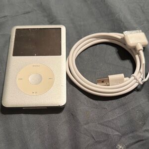 Apple MP3 Player in Silver with USB Cable
